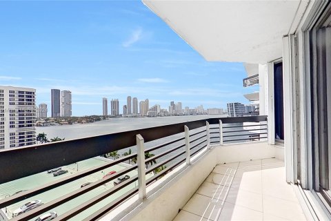 Condo in Aventura, Florida, 2 bedrooms  № 1118304 - photo 2