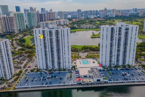 Condo in Aventura, Florida, 2 bedrooms  № 1004362 - photo 1