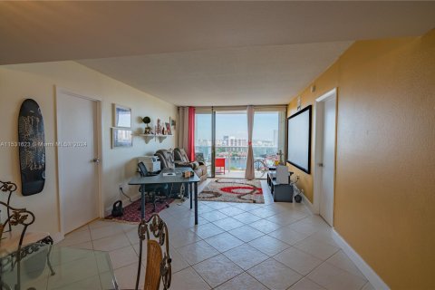 Condominio en venta en Aventura, Florida, 2 dormitorios, 90.3 m2 № 1004362 - foto 10