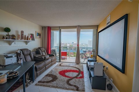 Condo in Aventura, Florida, 2 bedrooms  № 1004362 - photo 11