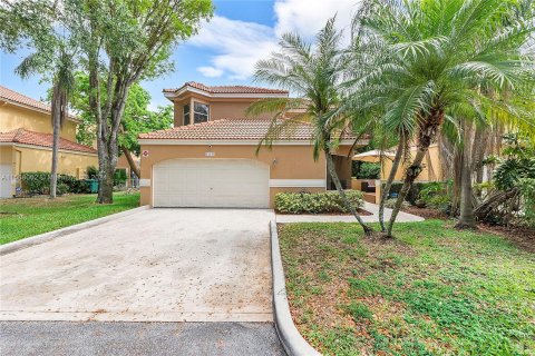 House in Coral Springs, Florida 3 bedrooms, 208.57 sq.m. № 1179072 - photo 1