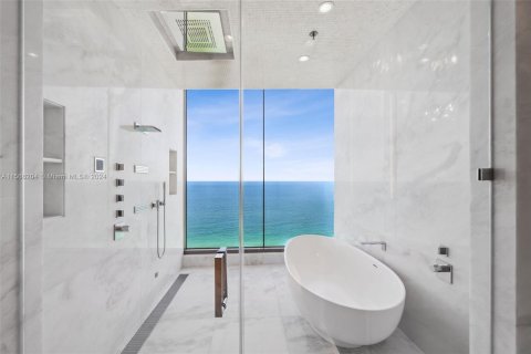 Condominio en venta en Sunny Isles Beach, Florida, 4 dormitorios, 407.38 m2 № 1117183 - foto 17