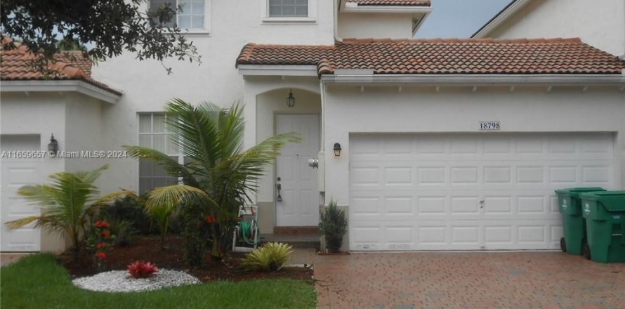 Townhouse in Miramar, Florida 3 bedrooms, 149.57 sq.m. № 1364965