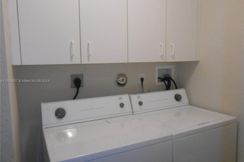 Townhouse in Miramar, Florida 3 bedrooms, 149.57 sq.m. № 1364965 - photo 30