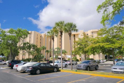 Condominio en venta en Lauderhill, Florida, 2 dormitorios, 130.71 m2 № 1098999 - foto 1