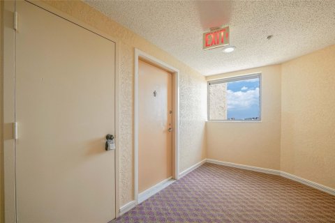 Condo in Lauderhill, Florida, 2 bedrooms  № 1098999 - photo 30