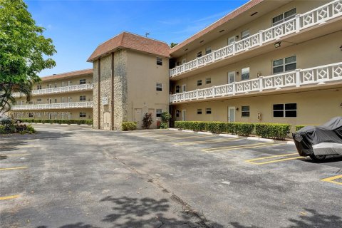 Condo in Lauderdale Lakes, Florida, 2 bedrooms  № 1329837 - photo 25