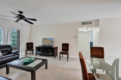 Condo in Lauderdale Lakes, Florida, 2 bedrooms  № 1329837 - photo 14