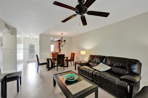 Condo in Lauderdale Lakes, Florida, 2 bedrooms  № 1329837 - photo 9