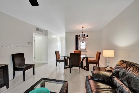 Condo in Lauderdale Lakes, Florida, 2 bedrooms  № 1329837 - photo 10