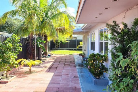 Villa ou maison à louer à Pembroke Park, Floride: 2 chambres, 125.6 m2 № 878781 - photo 1