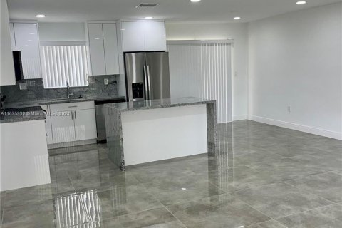 House in Miami, Florida 4 bedrooms, 130.16 sq.m. № 1305059 - photo 5