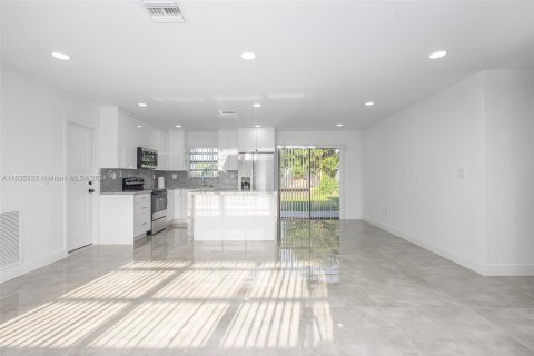 Casa en venta en Miami, Florida, 4 dormitorios, 130.16 m2 № 1305059 - foto 16