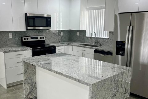 Casa en venta en Miami, Florida, 4 dormitorios, 130.16 m2 № 1305059 - foto 4