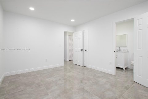 House in Miami, Florida 4 bedrooms, 130.16 sq.m. № 1305059 - photo 25