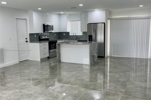 Casa en venta en Miami, Florida, 4 dormitorios, 130.16 m2 № 1305059 - foto 3