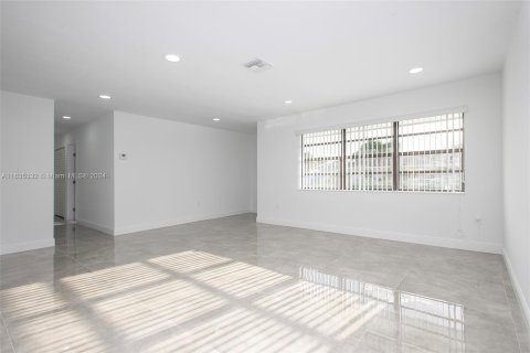 House in Miami, Florida 4 bedrooms, 130.16 sq.m. № 1305059 - photo 20