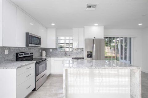 Casa en venta en Miami, Florida, 4 dormitorios, 130.16 m2 № 1305059 - foto 17