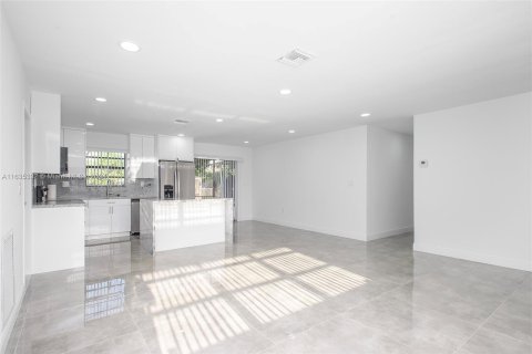 House in Miami, Florida 4 bedrooms, 130.16 sq.m. № 1305059 - photo 15