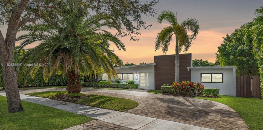 House in North Miami, Florida 2 bedrooms, 163.79 sq.m. № 998127