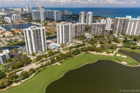 Condo in Aventura, Florida, 2 bedrooms  № 1367021 - photo 1