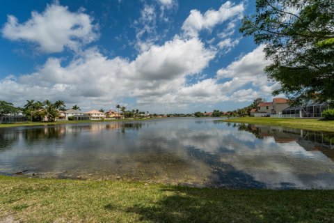 House in Lake Worth, Florida 4 bedrooms, 215.25 sq.m. № 1102293 - photo 1