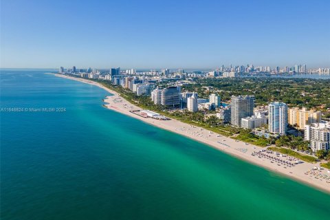 Condo in Miami Beach, Florida, 2 bedrooms  № 1329805 - photo 1