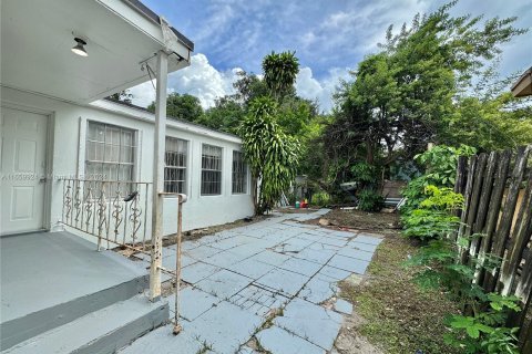 House in Miami, Florida 5 bedrooms, 179.02 sq.m. № 1370680 - photo 13