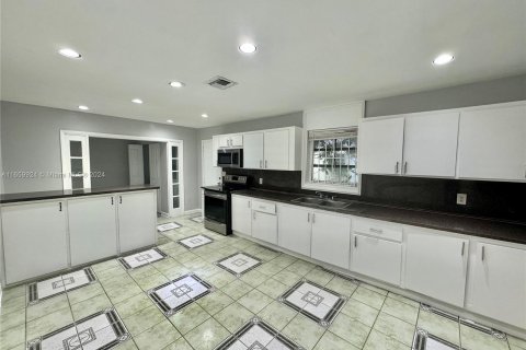 Casa en alquiler en Miami, Florida, 5 dormitorios, 179.02 m2 № 1370680 - foto 10