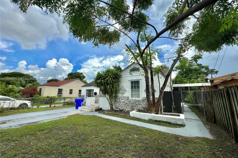 House in Miami, Florida 5 bedrooms, 179.02 sq.m. № 1370680 - photo 1