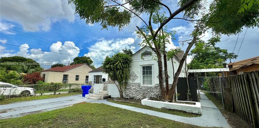 House in Miami, Florida 5 bedrooms, 179.02 sq.m. № 1370680