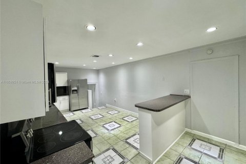 Casa en alquiler en Miami, Florida, 5 dormitorios, 179.02 m2 № 1370680 - foto 11