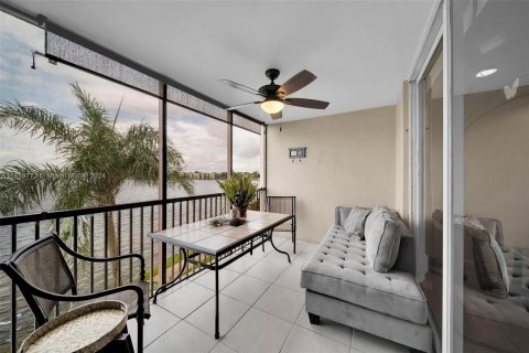 Condo in Oakland Park, Florida, 2 bedrooms  № 1370679 - photo 19