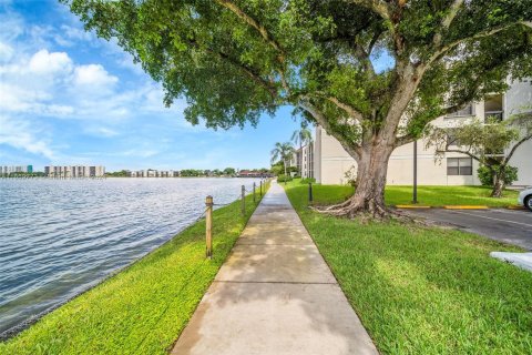 Condo in Oakland Park, Florida, 2 bedrooms  № 1370679 - photo 23