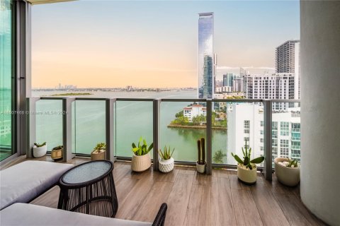 Condo in Miami, Florida, 1 bedroom  № 1229853 - photo 1