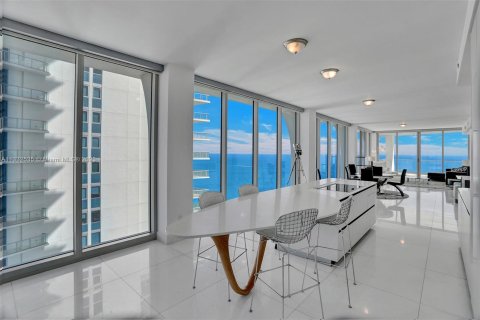 Condo in Sunny Isles Beach, Florida, 4 bedrooms  № 611604 - photo 16