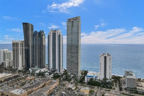 Condo in Sunny Isles Beach, Florida, 4 bedrooms  № 611604 - photo 1