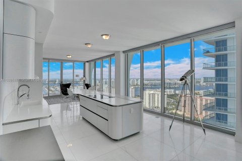 Condo in Sunny Isles Beach, Florida, 4 bedrooms  № 611604 - photo 11