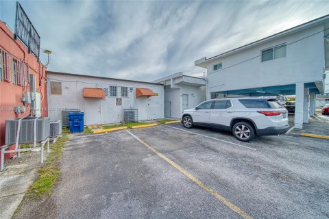 Commercial property in Miami, Florida № 1368738 - photo 24