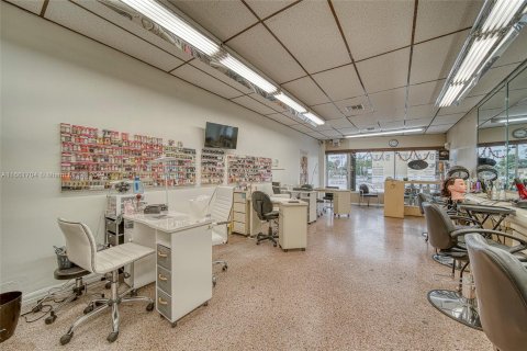 Propiedad comercial en venta en Miami, Florida № 1368738 - foto 2