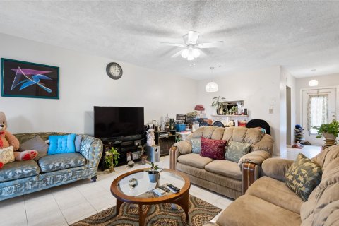 Condo in Lauderdale Lakes, Florida, 2 bedrooms  № 1168510 - photo 12