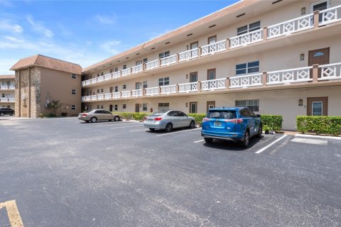 Condo in Lauderdale Lakes, Florida, 2 bedrooms  № 1168510 - photo 1