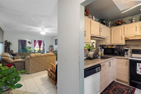 Condo in Lauderdale Lakes, Florida, 2 bedrooms  № 1168510 - photo 22