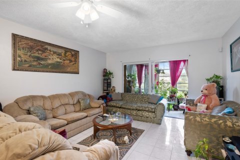 Condo in Lauderdale Lakes, Florida, 2 bedrooms  № 1168510 - photo 13