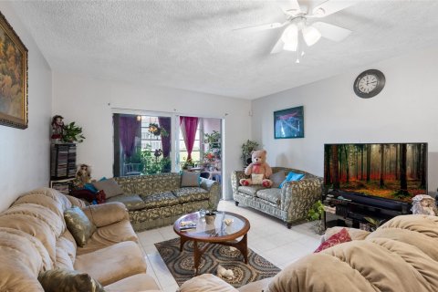 Condo in Lauderdale Lakes, Florida, 2 bedrooms  № 1168510 - photo 14