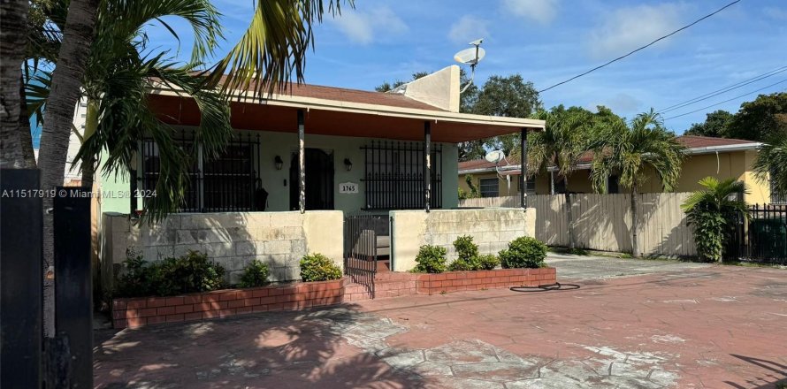 House in Miami, Florida 2 bedrooms, 152.17 sq.m. № 976311