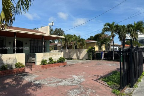 House in Miami, Florida 2 bedrooms, 152.17 sq.m. № 976311 - photo 7