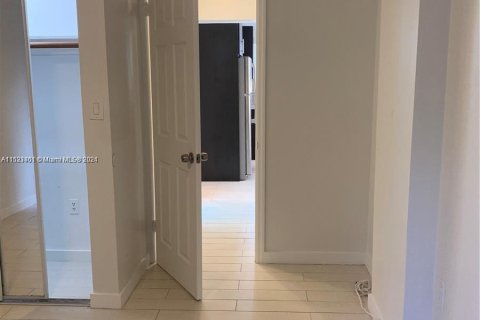 Condo in Miami Beach, Florida, 1 bedroom  № 976267 - photo 5