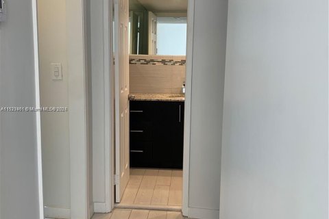 Condo in Miami Beach, Florida, 1 bedroom  № 976267 - photo 13