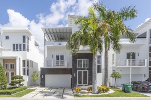 Casa en venta en Doral, Florida, 5 dormitorios, 398.27 m2 № 1096141 - foto 1